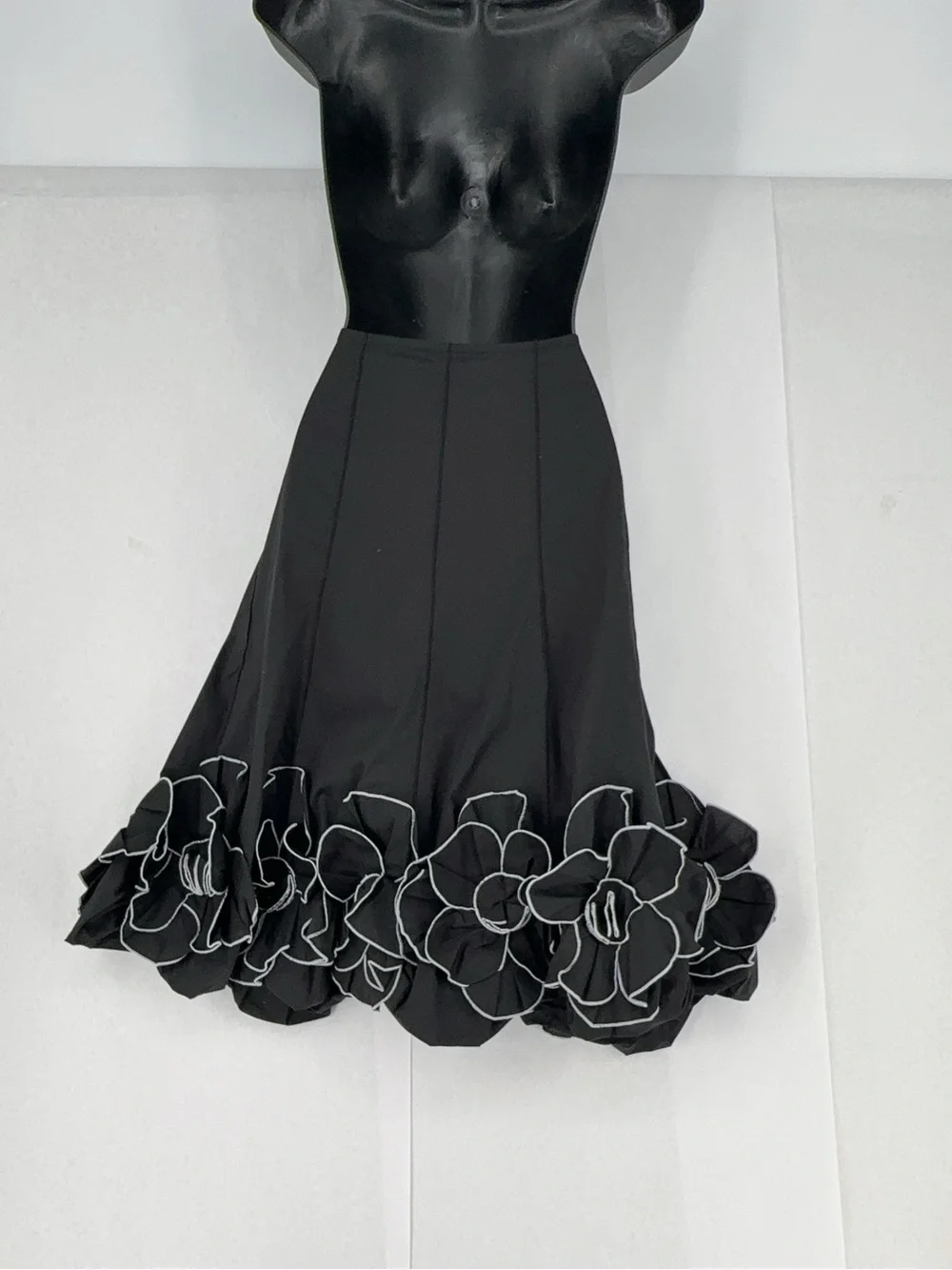 Cartise Women's Black Statement Skirt, size 12, 3D flowers with white edges nwot